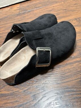 Madden Girl Black Suede Clogs Women’s Size 8 Buckle Comfort Slip On Shoes